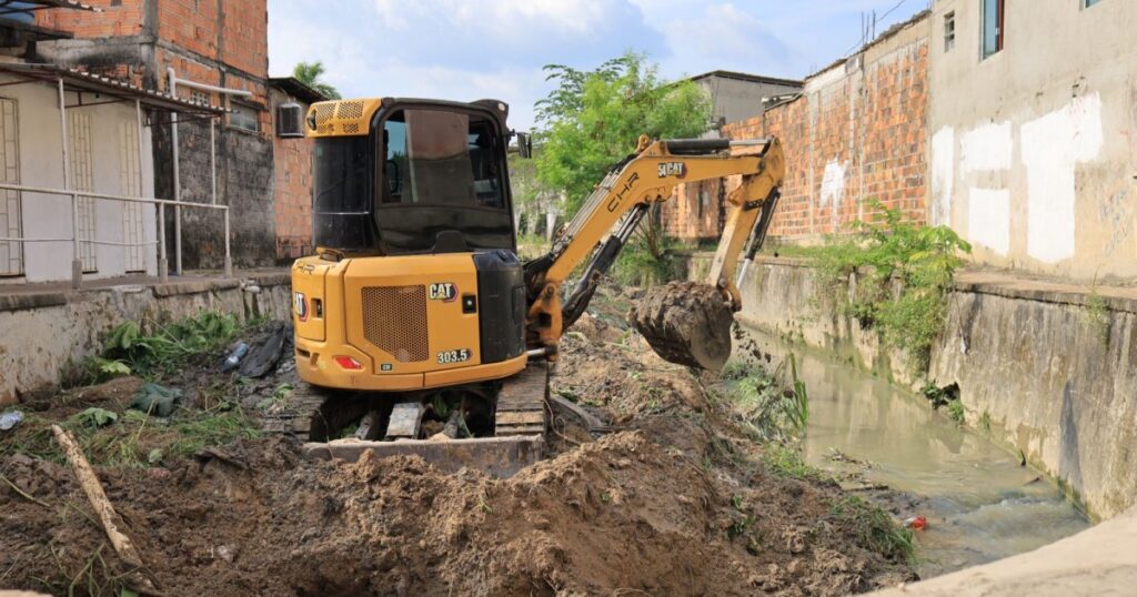 Na Cidade de Deus, limpeza de igarapé inclui retirada de colchões, pneus e eletrônicos