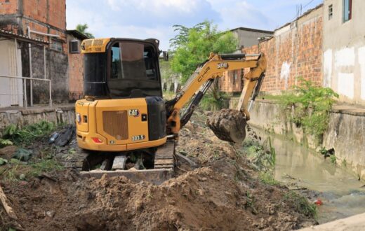 Na Cidade de Deus, limpeza de igarapé inclui retirada de colchões, pneus e eletrônicos