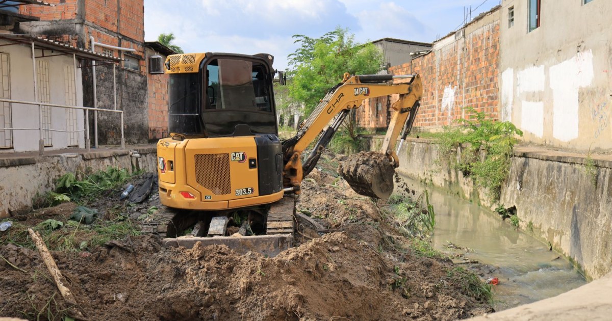 Na Cidade de Deus, limpeza de igarapé inclui retirada de colchões, pneus e eletrônicos