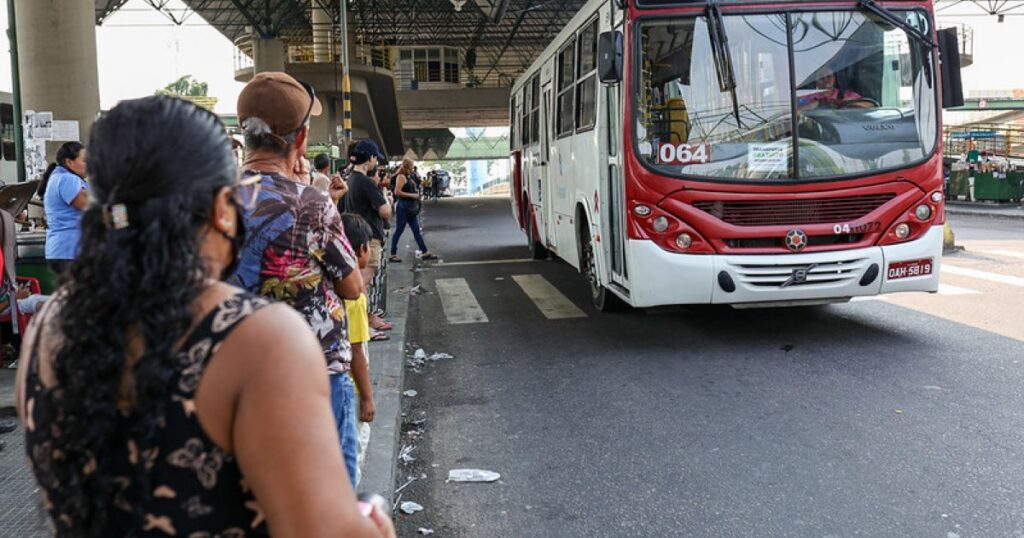 Gratuidade e esquema de trânsito organizam deslocamento para votação em Manaus
