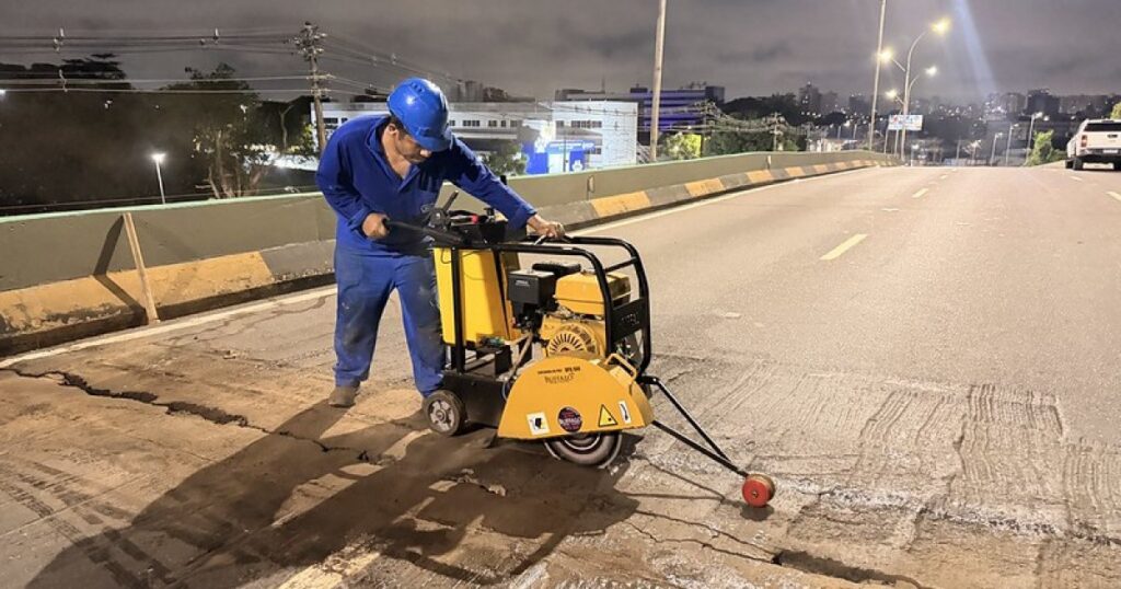 Trabalho entre 23h e 5h mantém equipes na alça do viaduto Ayrton Senna