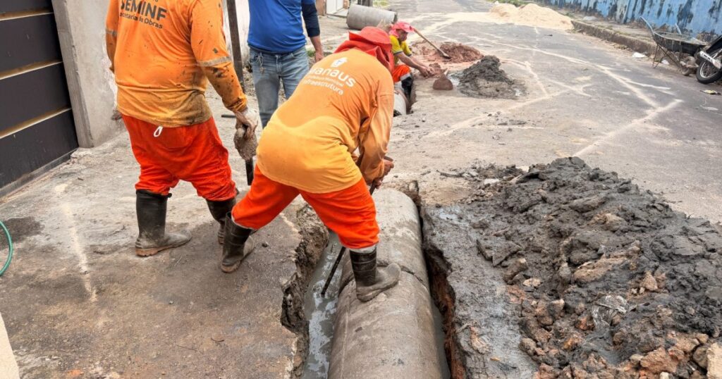 Após água deixar de passar, Seminf recupera drenagem em rua de Petrópolis