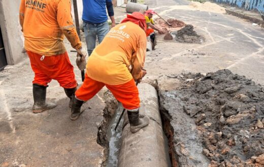 Após água deixar de passar, Seminf recupera drenagem em rua de Petrópolis