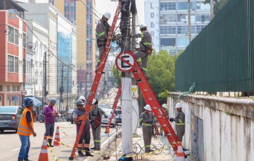 Fiação subterrânea na rua gastronômica acompanha retirada de cabos antigos no Centro de Manaus