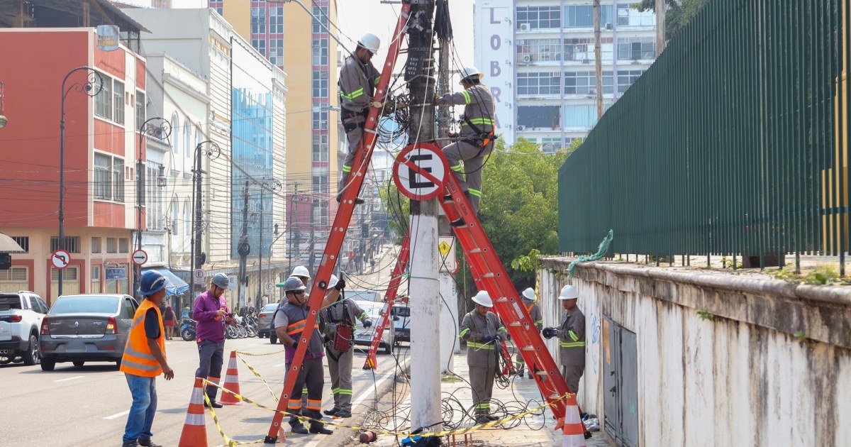 Fiação subterrânea na rua gastronômica acompanha retirada de cabos antigos no Centro de Manaus