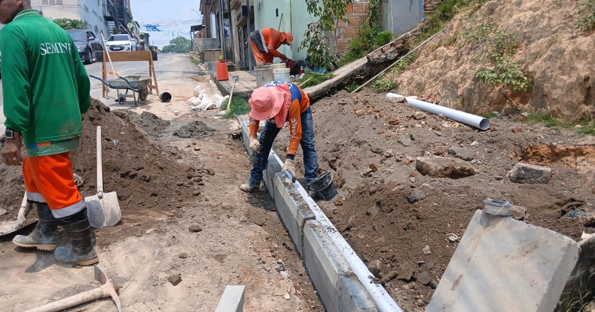 Serviço na rua Cuniau passa da galeria subterrânea à parte externa em Manaus