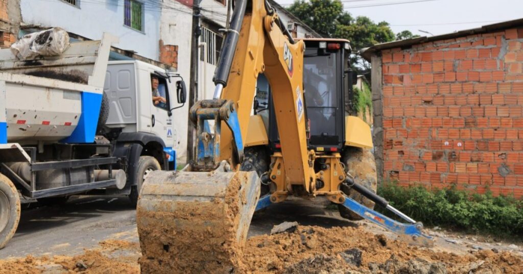 Concreto armado é usado para recompor drenagem da rua Uirapurus, em Manaus