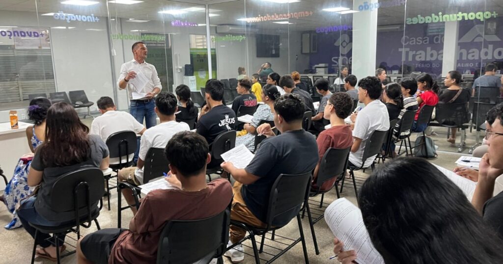 Comunicação e postura profissional estão entre os temas de curso da Semtepi em Manaus