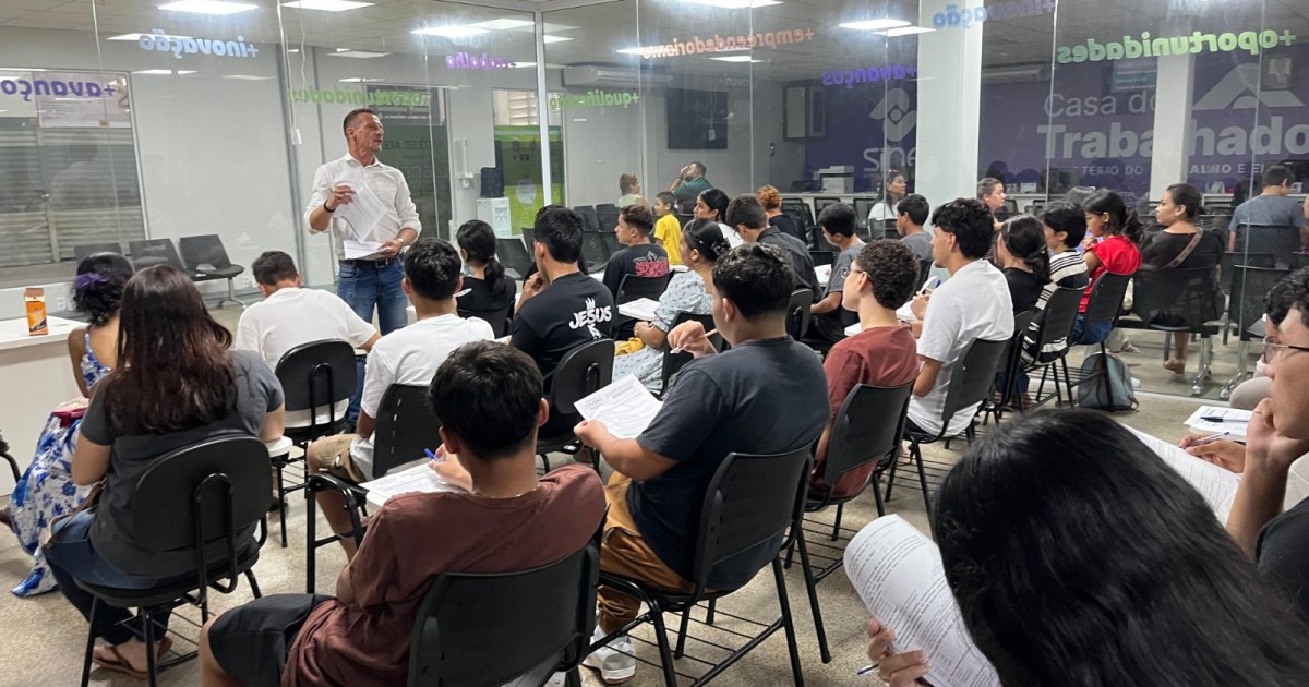 Comunicação e postura profissional estão entre os temas de curso da Semtepi em Manaus