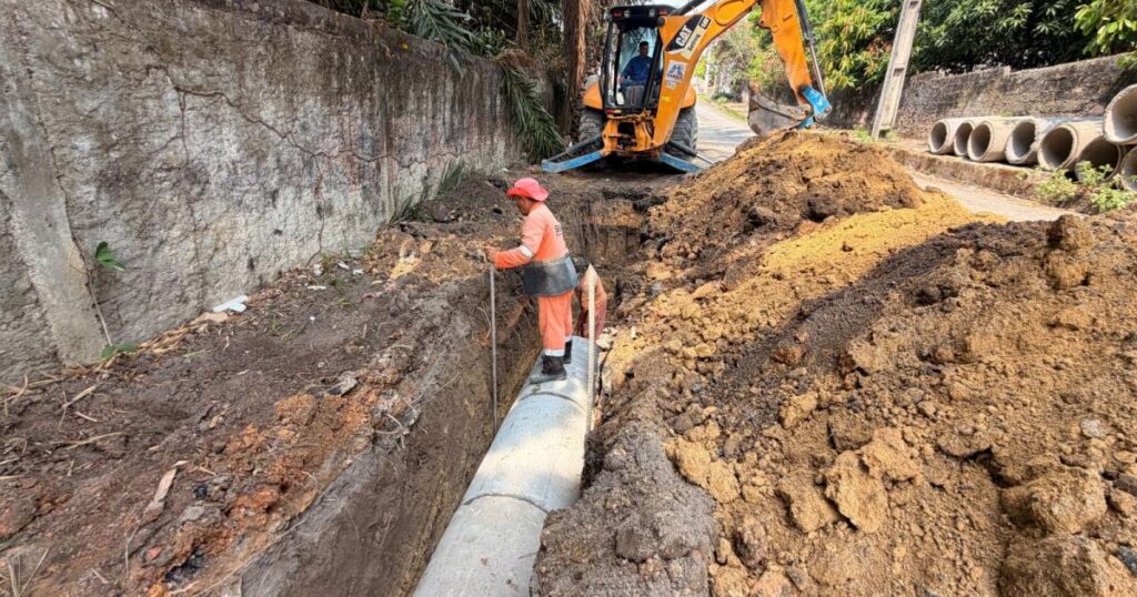 Escavação abre espaço para nova rede de drenagem na rua Abirité, em Manaus