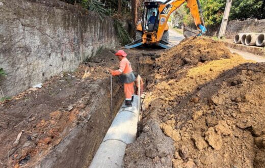 Escavação abre espaço para nova rede de drenagem na rua Abirité, em Manaus