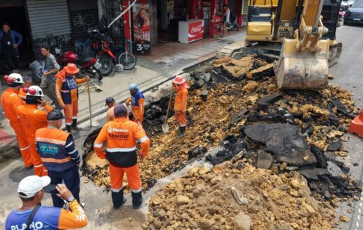 Reparo de galeria altera rotina na avenida Dom Pedro após abertura de cratera