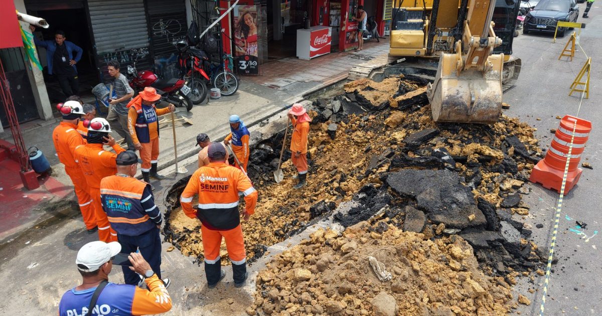 Reparo de galeria altera rotina na avenida Dom Pedro após abertura de cratera