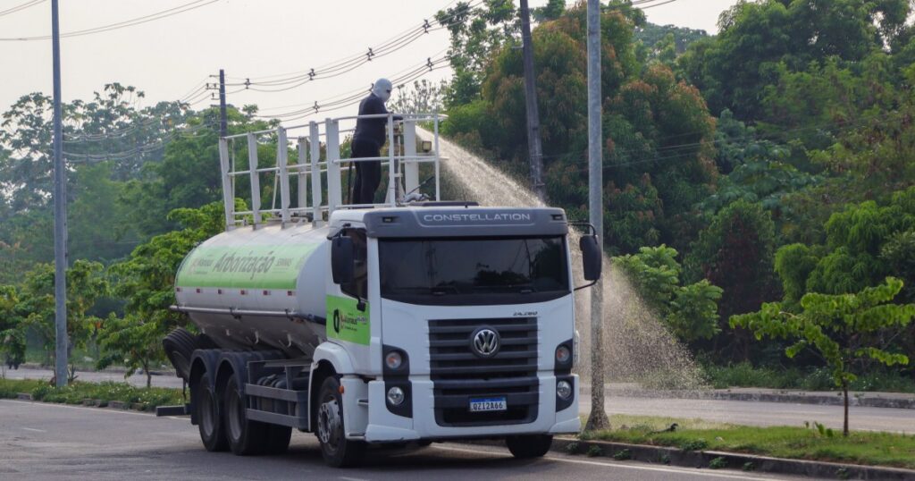 Além do combate ao fogo, Semmas acompanha sobrevivência de mudas durante seca em Manaus